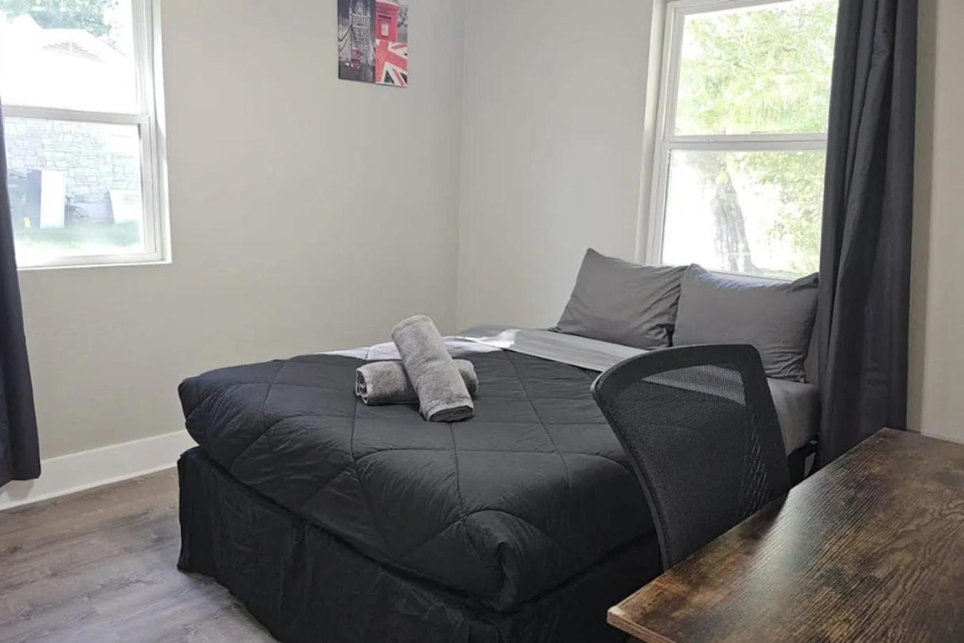Charming 4br Bundle Near Downtown & Airport Hébergement de vacances